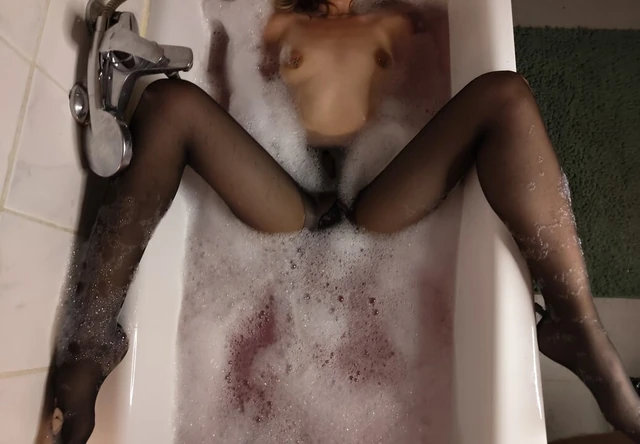 Külotlu çorabımı yırttı ve beni küvette sert sikti