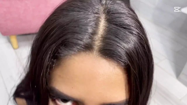 Küçük götümde parmaklarımla oynuyorum, aşkım