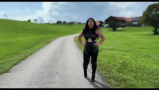 Yürüdüğüm yeri yalaman gerekiyor