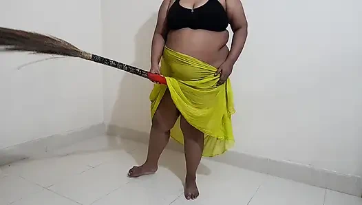 Hintli hizmetçi evi süpürürken cinsel olarak tahrik oluyor ve süpürgeyle seks yapıyor