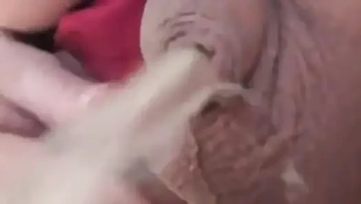 İşerken azgın, giyiniyor, oynuyor ve daha fazla işiyor