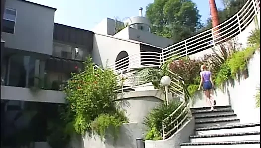 Ateşli genç sarışın kadının ağzını iki sert yarakla dolduruyor ve sonra sikişiyor