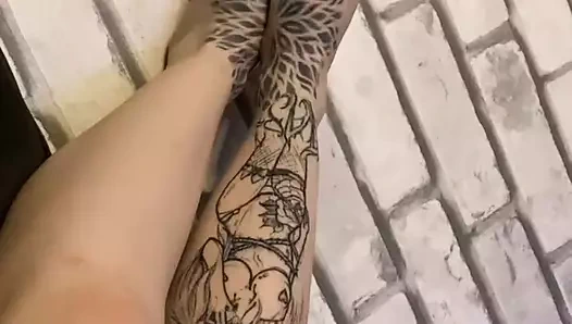 Bacaklar penisi buruşturmak istiyor