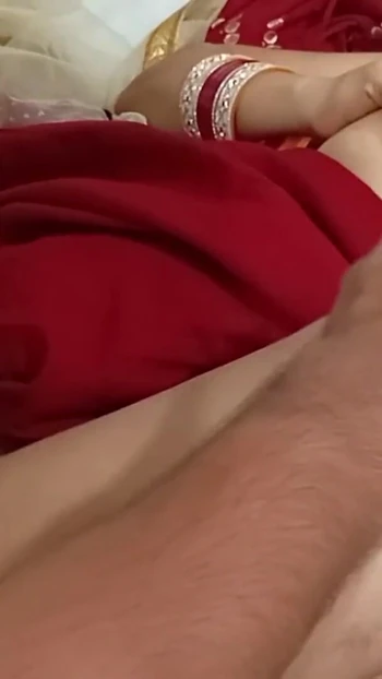 Обязательный для обмена момент из "Новобрачные пары поделили собственное видео Suhagrat"