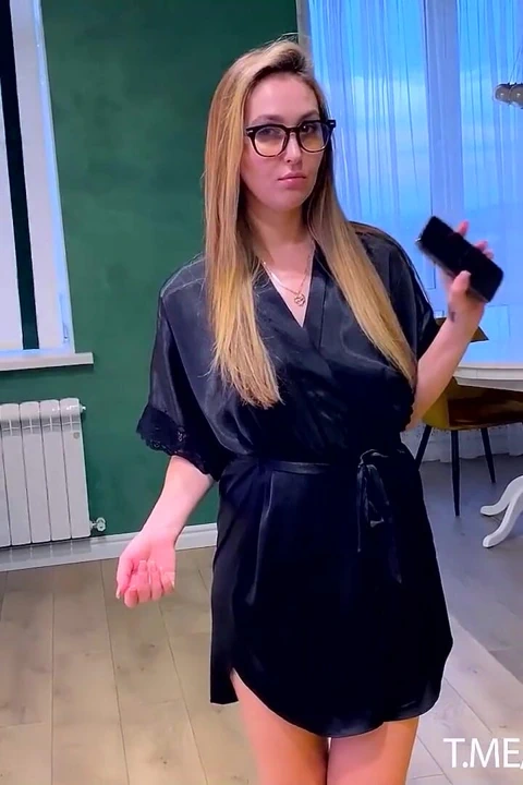 Üvey anne ve üvey oğlu kanepeyi paylaşıyor. Üvey oğul sikini üvey annesinin ağzına soktu. Üvey anne bunu beklemiyordu.