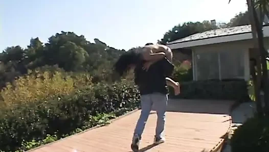 Sevimli memeli piliç götünü yediriyor ve yatakta bir adam tarafından sert sikiliyor