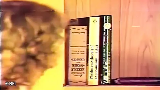 Zavallı genç ateşli kız sınıfta götüne şaplak atıyor