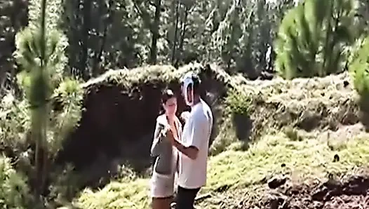 İki yaramaz Alman kız ormanda büyük bir döl paylaşmayı seviyor