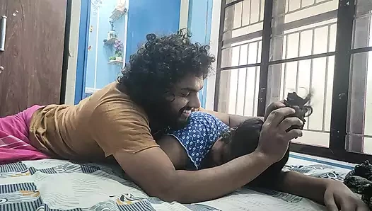 Ateşli sürtük evli kadın edepsizce üçlü seks ve kocası tarafından grup seks hakkında konuşuyor