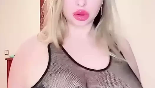 Benim için beğendiğiniz en iyi kıyafeti seçin ve yazın, doğal büyük memeler