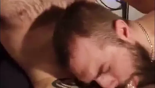 Heteroseksüel erkek kardeş kükreyen dölünü erkek kardeşinin sıcak sakallı ağzına boşaltıyor.