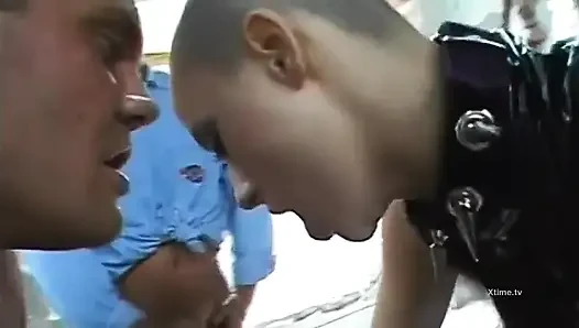 Fetiş elbiseli seksi tıraşlı kızın dilating göt deliği