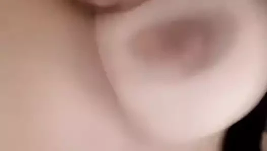 İri güzel kadın kik domuz fahişe göğüslerini ve karnını gösteriyor