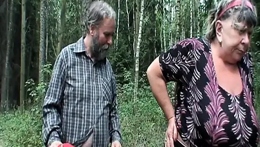 İri güzel kadın nine ve zayıf genç kız ormanda azgın bir adamla sikişiyor