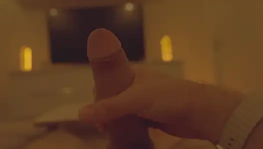 Büyük bir televizyonun önünde büyük bir penis masajı