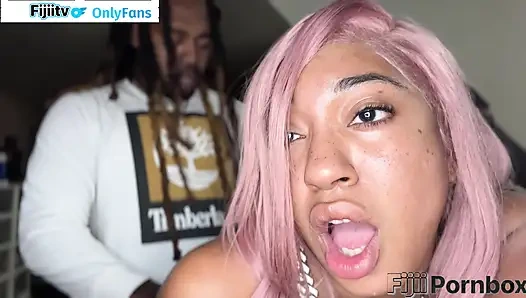 Erkek arkadaşımın arkasından ev partisinde rahatladıktan sonra üvey babamı sikiyorum