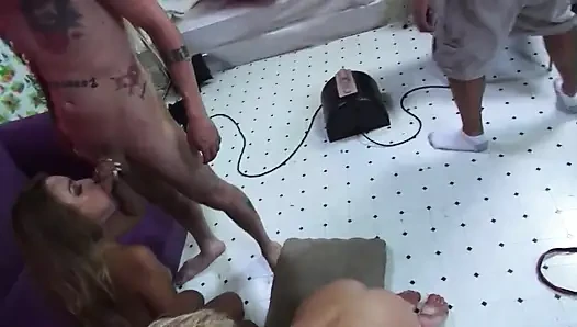 Üç genç kız oral seks yapıyor!