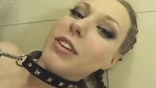 İtaatkar esmer kaltak sert sikişten sonra döl yiyor