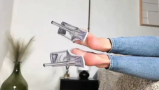 Джинсы и платформенные мулы