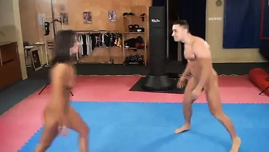 Genç çift güreş maçı yapıyor