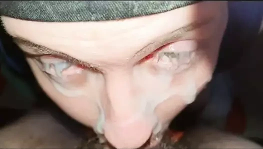 En kalın yüz gözleri dolu