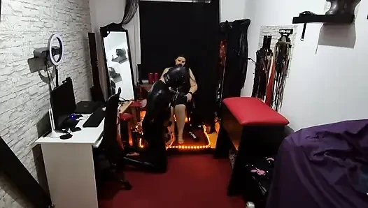Sidik sırılsıklam itaatkar olgun domme'dan altın duş yalıyor