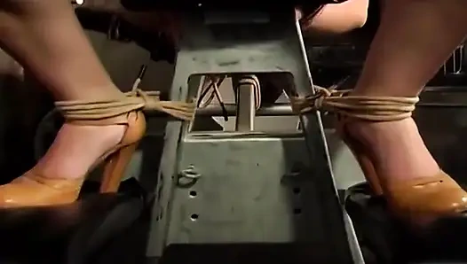 Ateşli orta yaşlı seksi kadın küçük ve yuvarlak göğüslerini cezalandırıyor