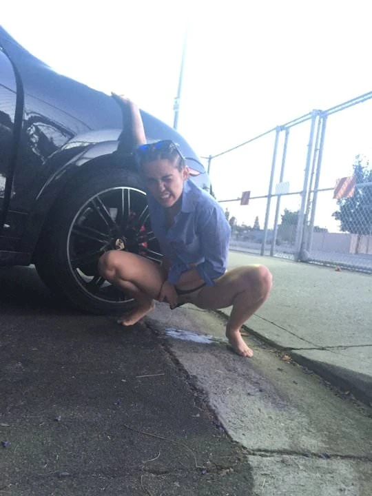 Miley cyrus'un kamuya işeyen fotoğrafları