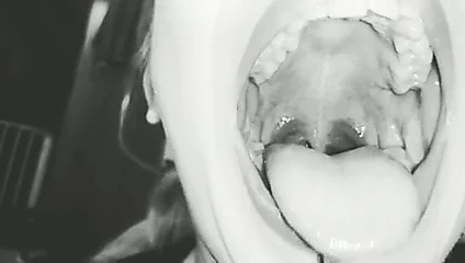 Fetiş cadı - ağız fetişi, küçük dil ve boğaz