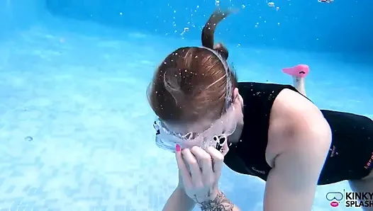 Sualtı giysisi ve maske fetişi dolum, baloncuklar ve nefes kontrolü