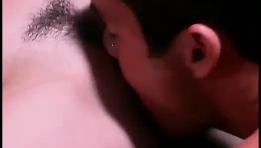 Büyük yaraklı adam elma götünü domaltarak sikiyor