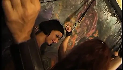 İki köleleriyle oynuyorlar