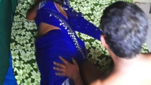 Büyük Hintli kadın onun içinde seks yaptı.