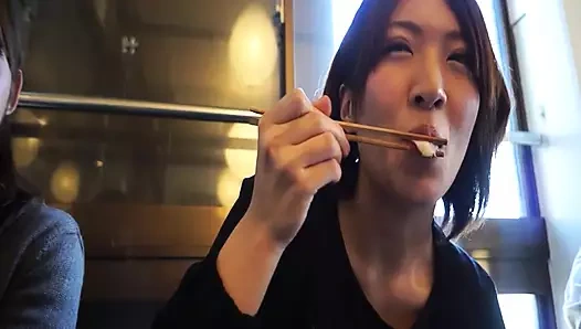 M604G06 Gurme limanda ödülle gelen tam zamanlı bir ev hanımının hüsrana uğramış karısı.