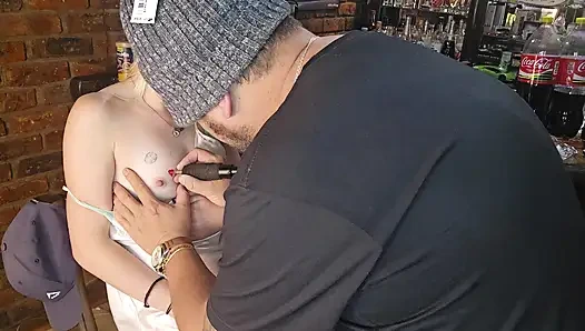 Üvey kız kardeş meme ucunun yanında külotsuz kalp dövmesi istiyor