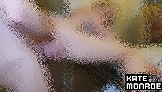 IL RAGAZZO IN PISCINA SCOPA L'ARRAPATA MILF KATE MONROE