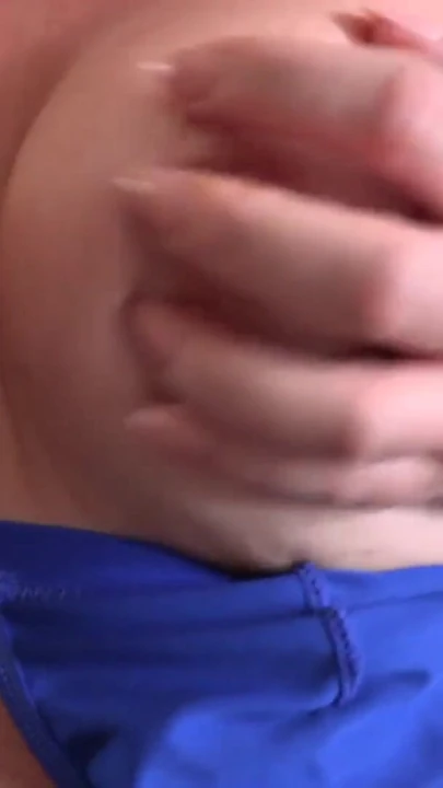 Yeni ateşli orta yaşlı seksi kadın seks terapistin Kitty Dickens yarağını emiyor | Klip 2