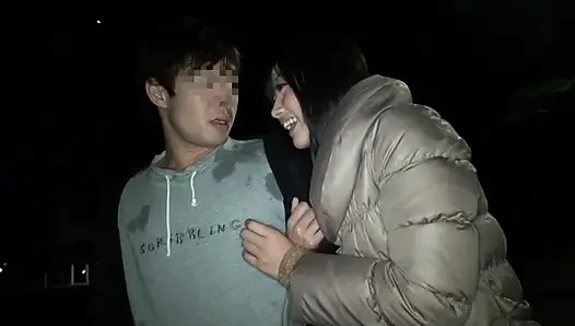 Sessiz bir durakta, güvenli olduğunu fısıldadı ve tatlı dokunuşu sessizce titretti.