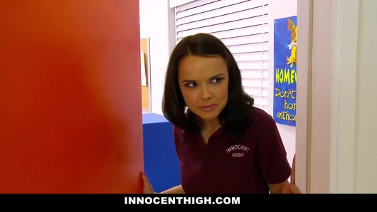 Yaramaz üniversiteli kız Dillion Harper öğretmen tarafından sert sikiliyor