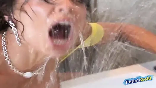 Baskın esmer sevgilisiyle sikiştiği için arkadaşını sert lezbiyen seksle cezalandırıyor