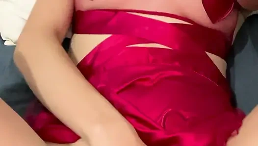 Latin kadın küçük bir şeytan gibi giyiniyor ve dildosunu sikiyor