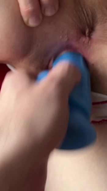 Эпический момент из "Моя жена играет с синим дилдо, пока я не проскальзываю внутрь нее - домашнее видео от первого лица с настоящим удовольствием обменом"