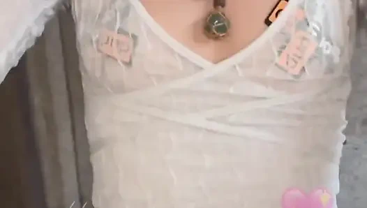 Güzel küçük amcık yere işemeyi seviyor