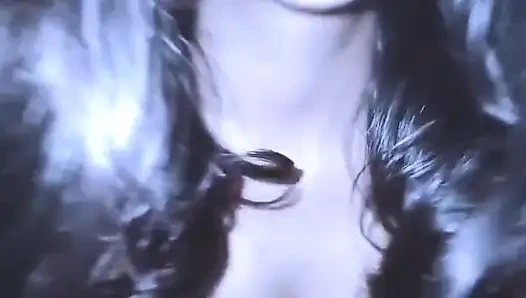 Sevimli ateşli üvey kız kardeş sakso çekiyor