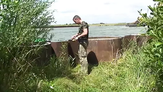 Açık havada iyi vakit geçiriyor yerine bir kadınla sikişiyor