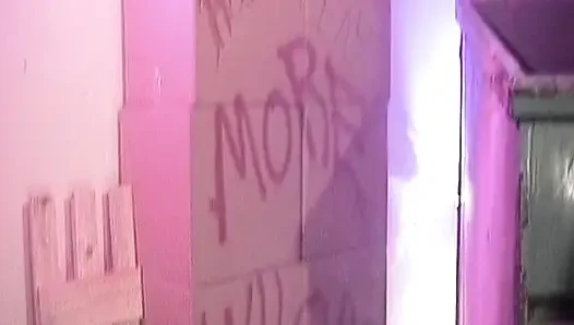 Sarışın ve esmer buharlı depoda pembe ışıklarla üçlü seks
