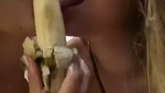 Dos chicas con platanos