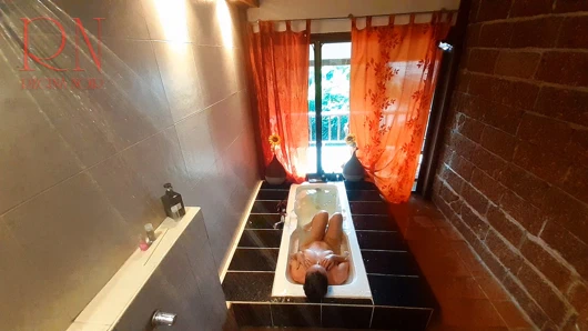 dikizleyin. röntgenci. ev hanımı duşta sabunla yıkanır, banyoda amını traş eder. c2