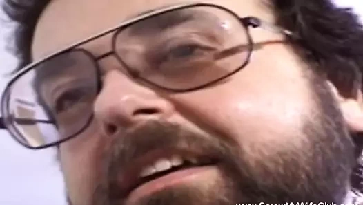 Tombul swinger eş gets berbat üzerinde ona kanepe için iyi