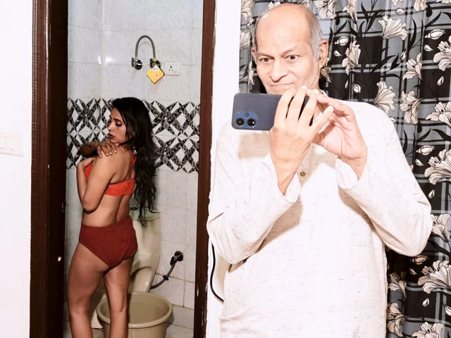 Hintli yaşlı üvey baba üvey kızını banyo yaparken izliyor ve sert seks yapıyor ve amcık emiyor Hintçe video